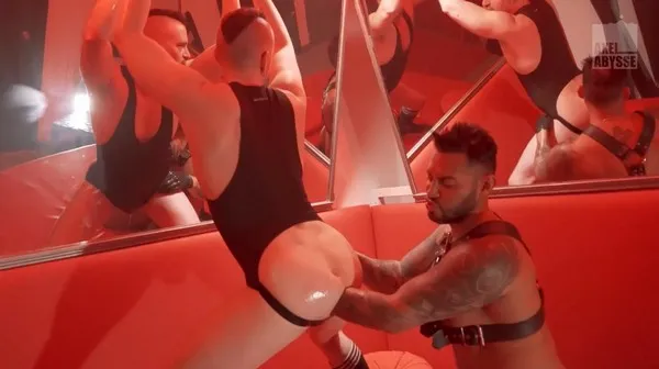 Viktor uses all his holes – Axel Abysse, Viktor Rom